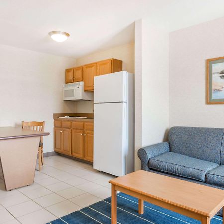 Days Inn & Suites By Wyndham Bridgeport - Clarksburg Buitenkant foto