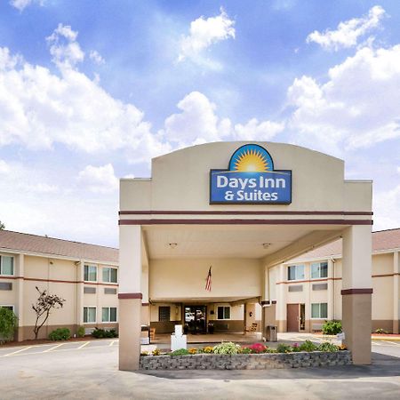Days Inn & Suites By Wyndham Bridgeport - Clarksburg Buitenkant foto