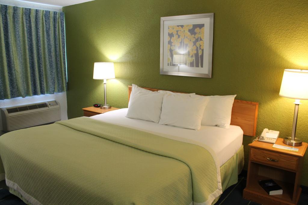 Days Inn & Suites By Wyndham Bridgeport - Clarksburg Buitenkant foto