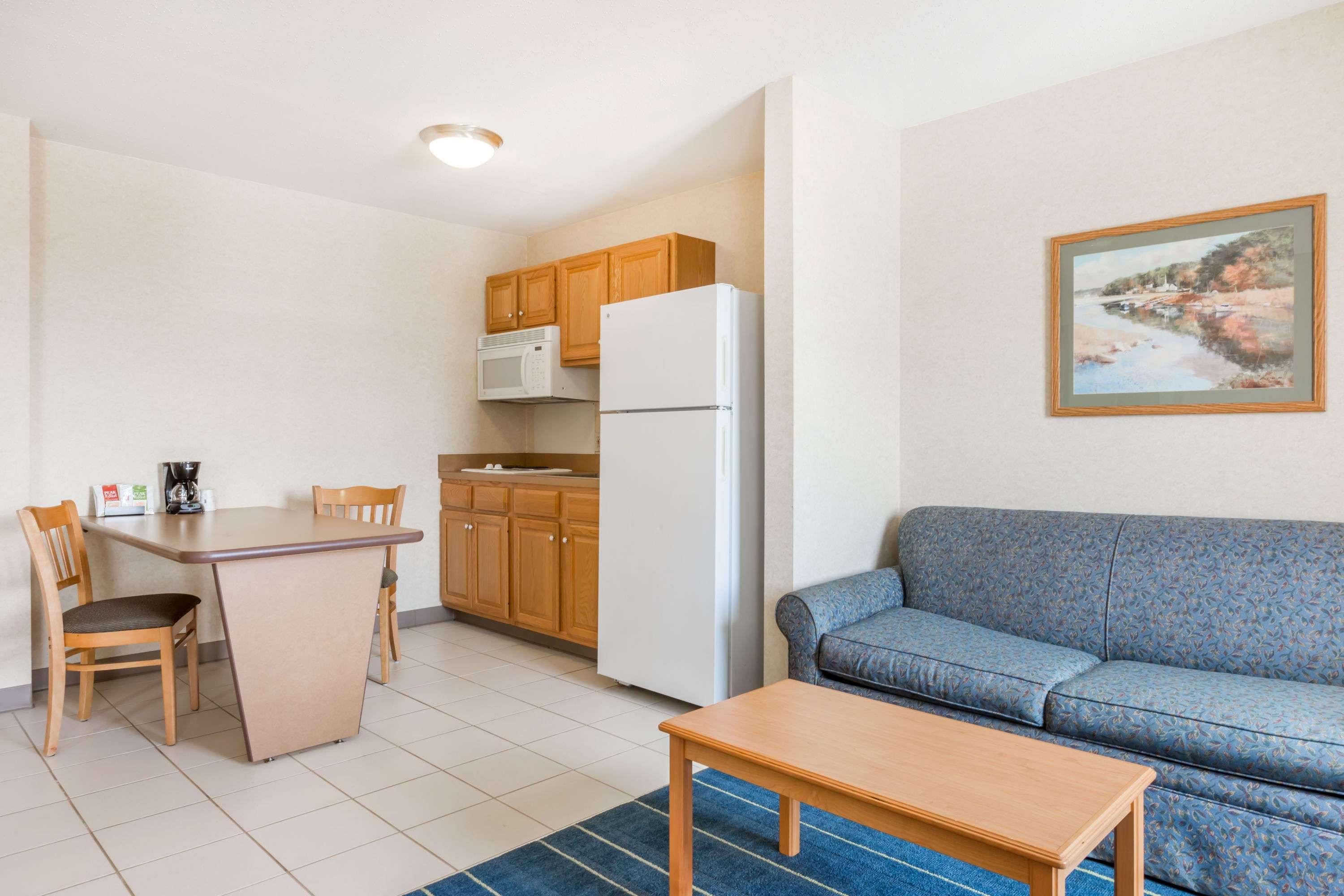 Days Inn & Suites By Wyndham Bridgeport - Clarksburg Buitenkant foto