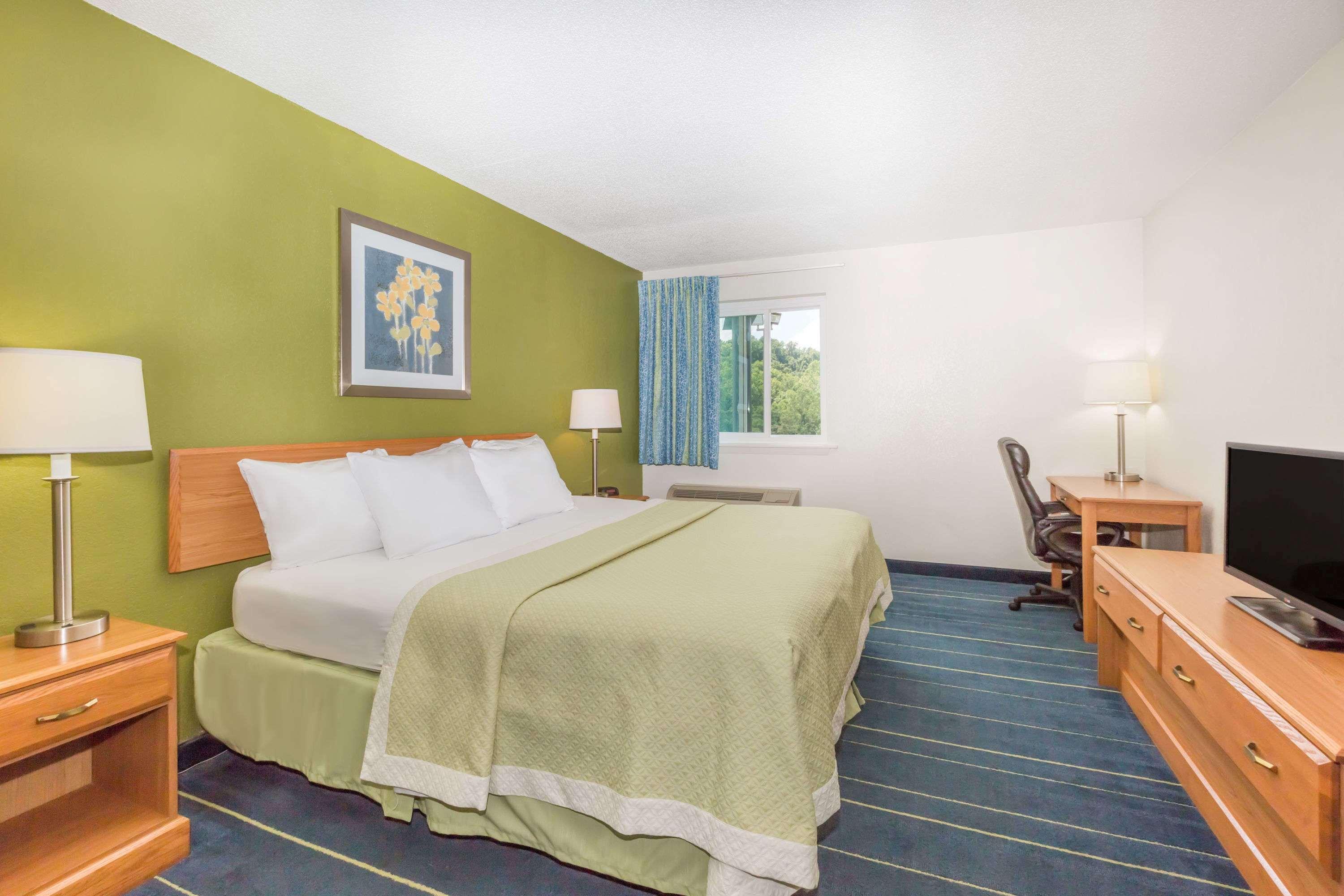 Days Inn & Suites By Wyndham Bridgeport - Clarksburg Buitenkant foto