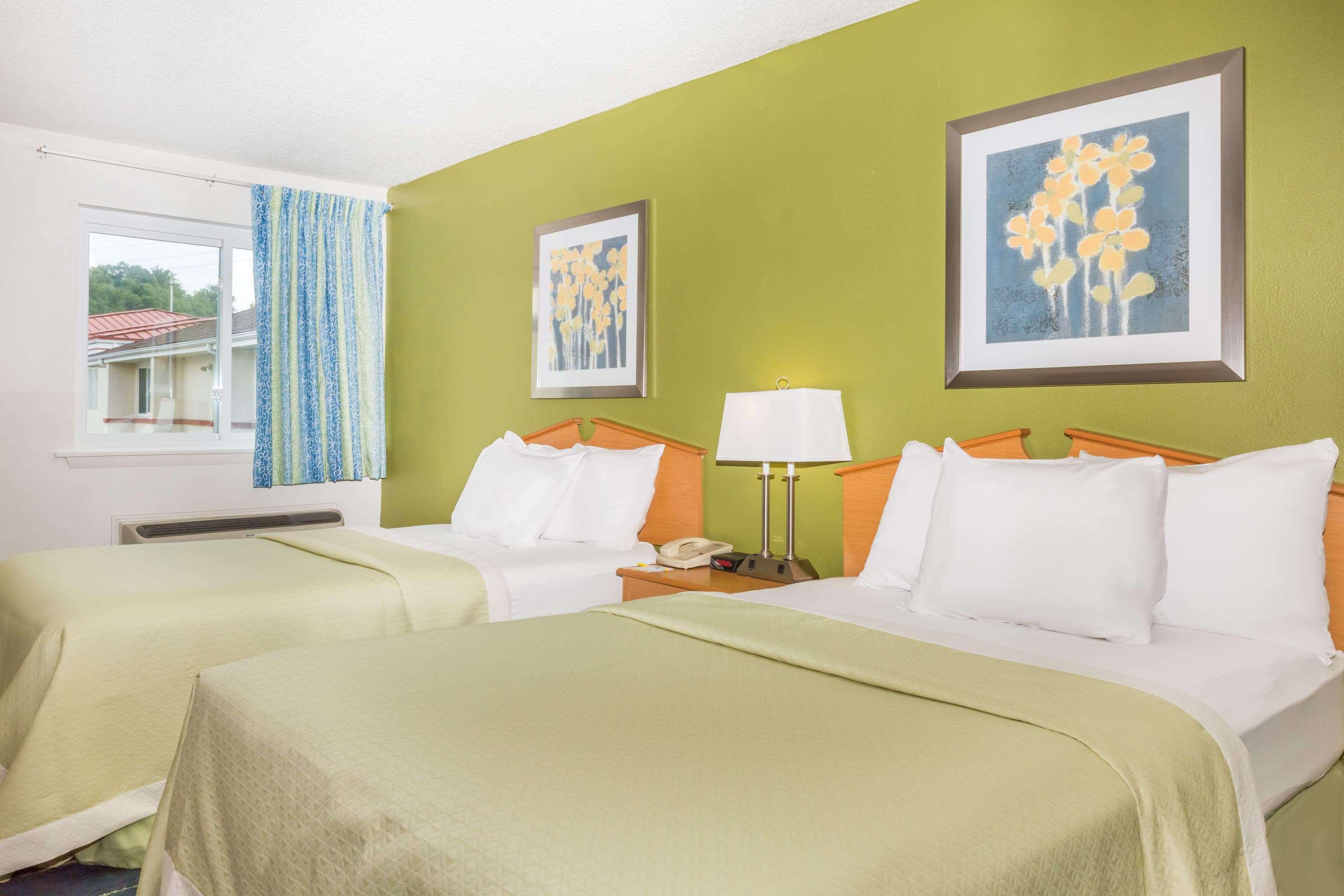 Days Inn & Suites By Wyndham Bridgeport - Clarksburg Buitenkant foto