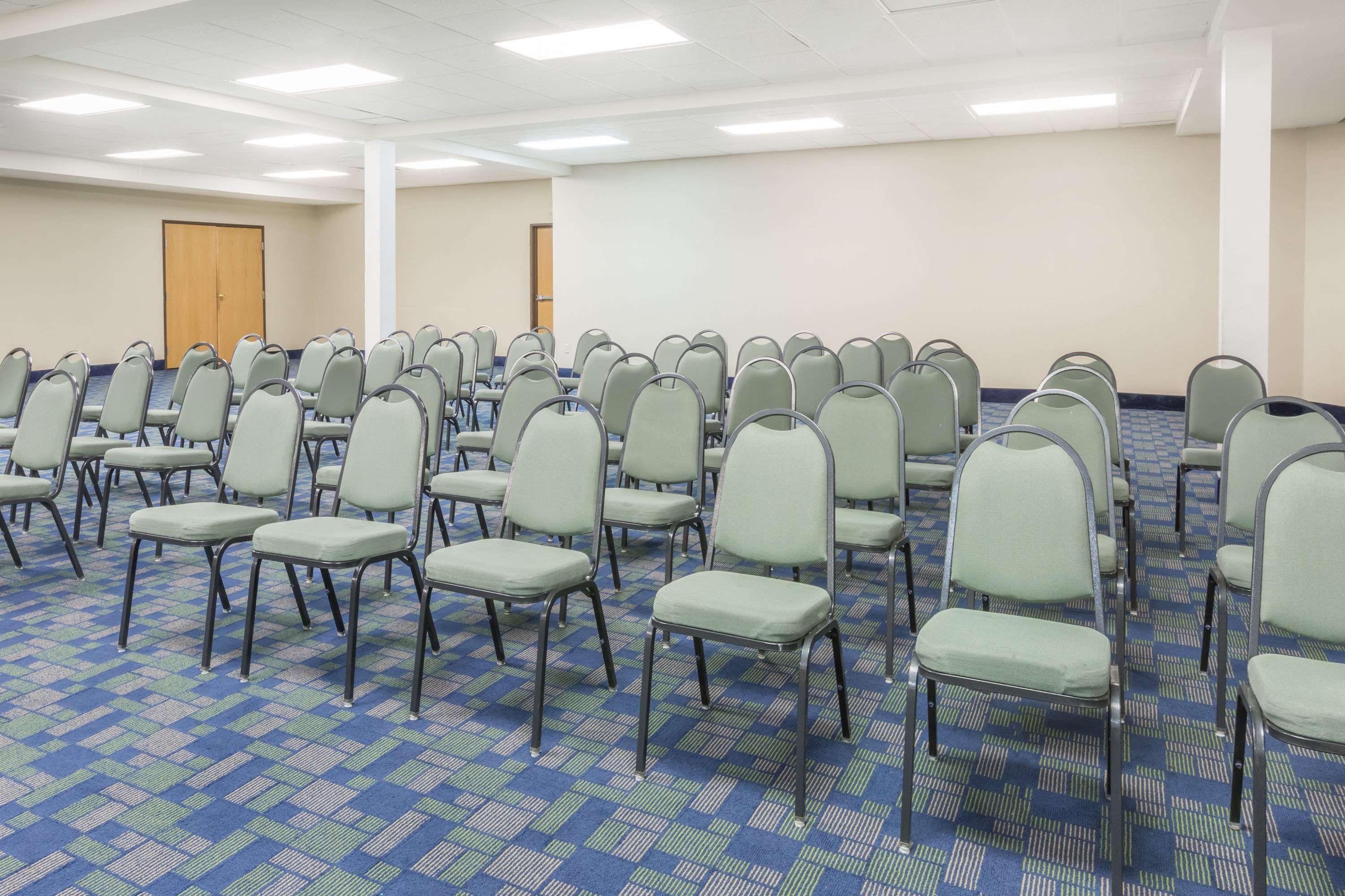 Days Inn & Suites By Wyndham Bridgeport - Clarksburg Buitenkant foto
