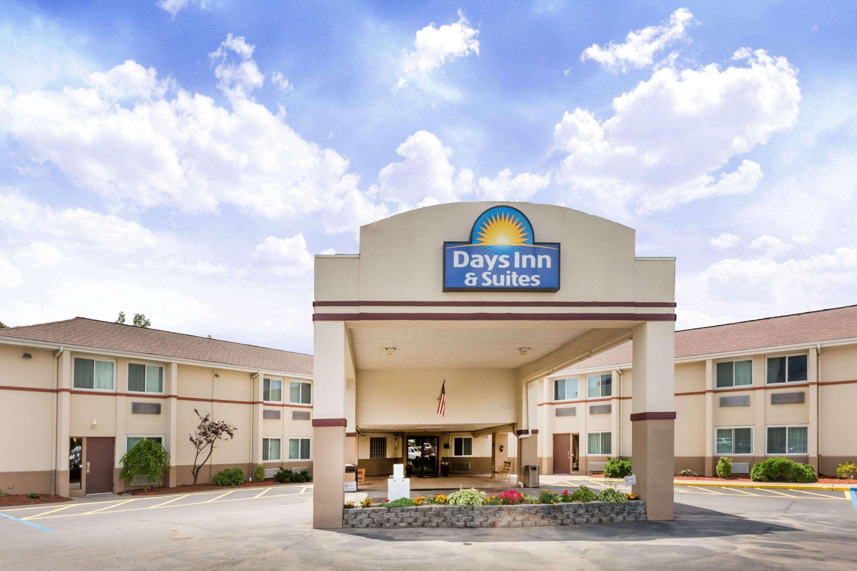 Days Inn & Suites By Wyndham Bridgeport - Clarksburg Buitenkant foto