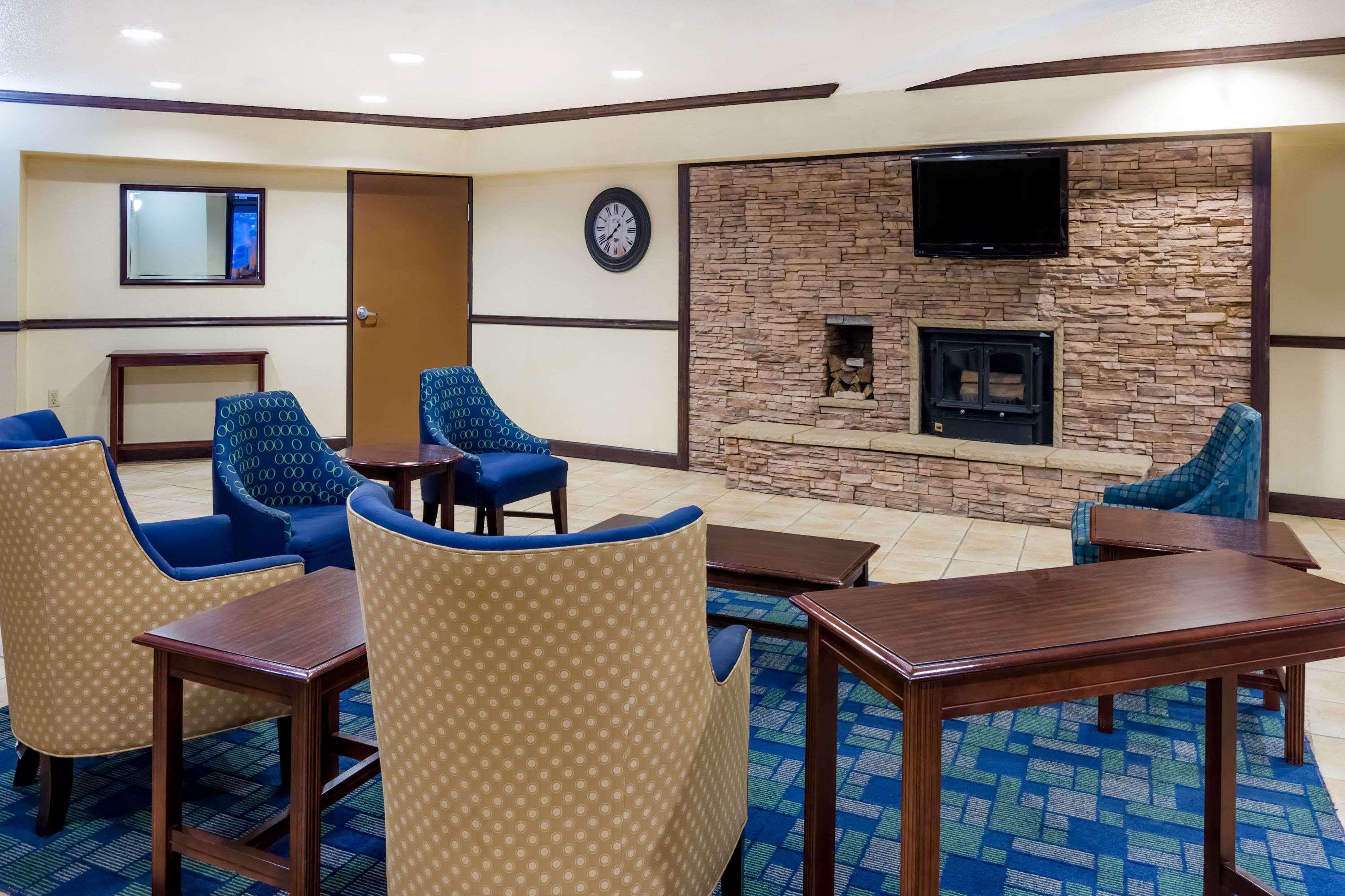 Days Inn & Suites By Wyndham Bridgeport - Clarksburg Buitenkant foto