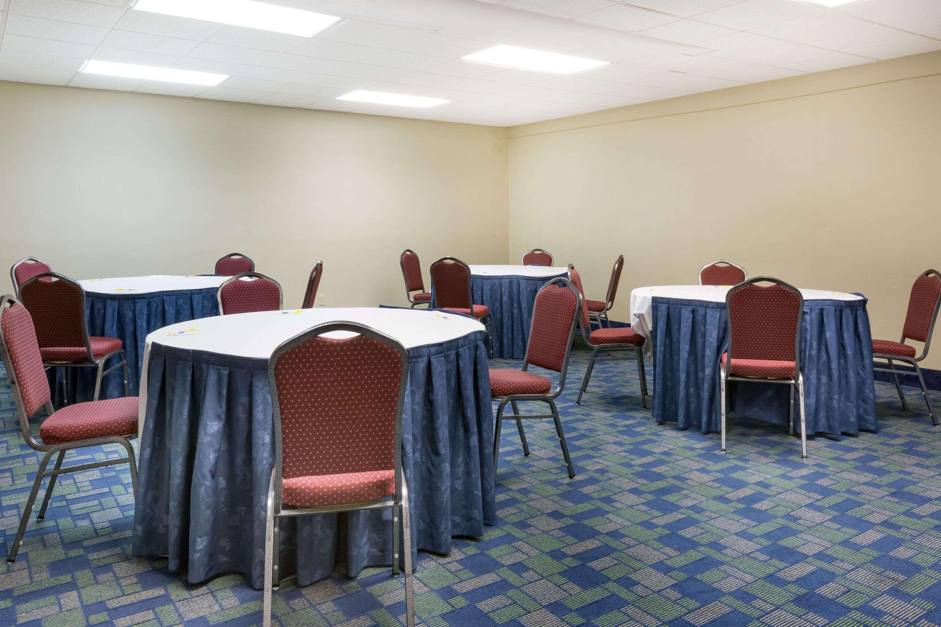 Days Inn & Suites By Wyndham Bridgeport - Clarksburg Buitenkant foto