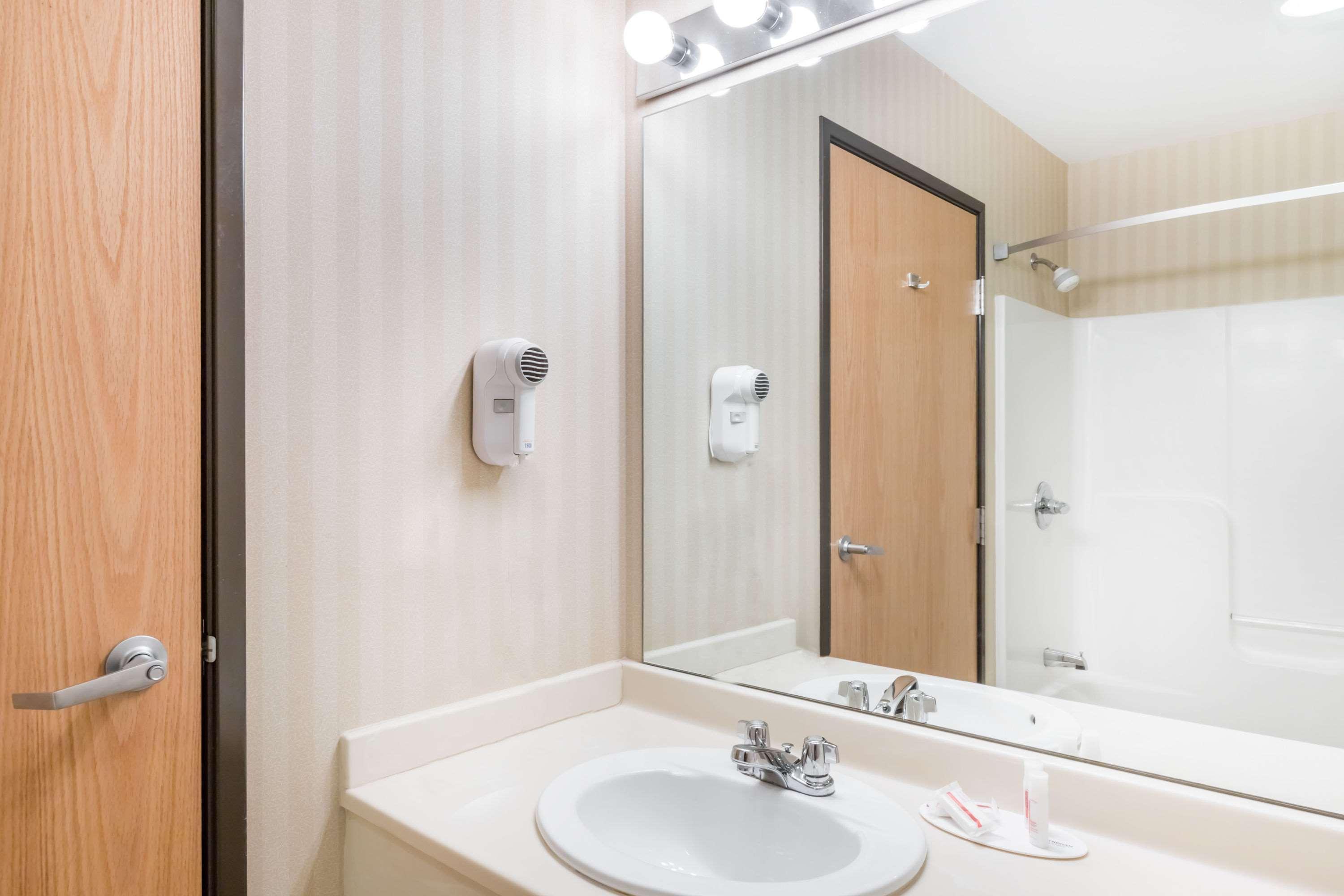 Days Inn & Suites By Wyndham Bridgeport - Clarksburg Buitenkant foto