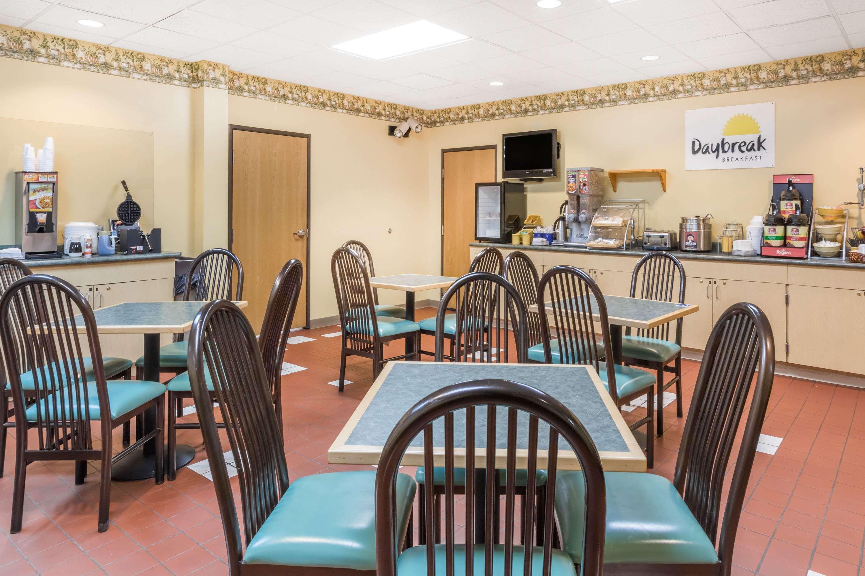 Days Inn & Suites By Wyndham Bridgeport - Clarksburg Buitenkant foto