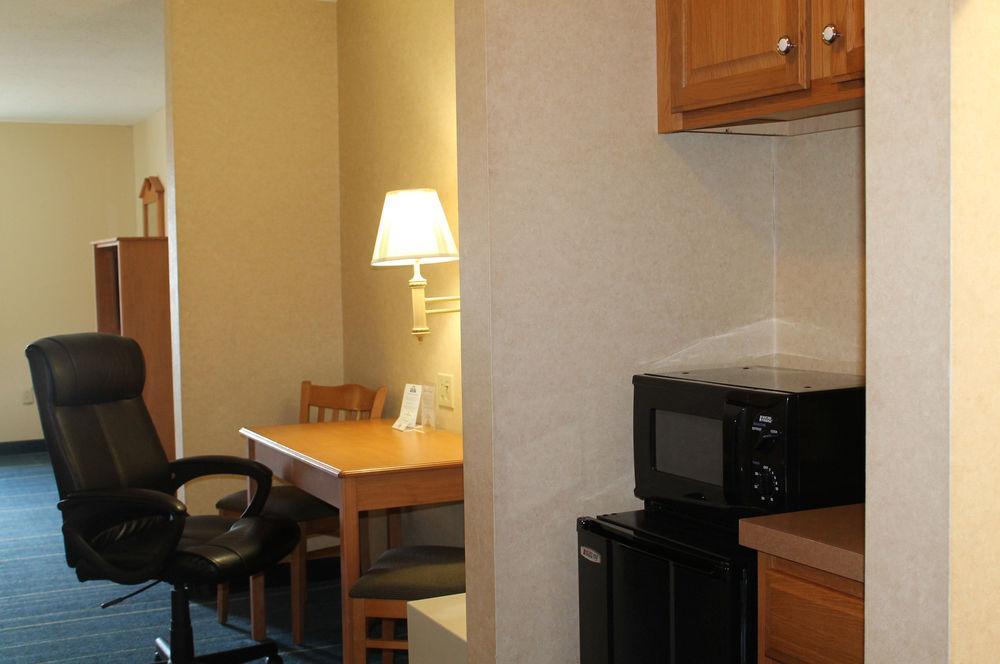 Days Inn & Suites By Wyndham Bridgeport - Clarksburg Buitenkant foto
