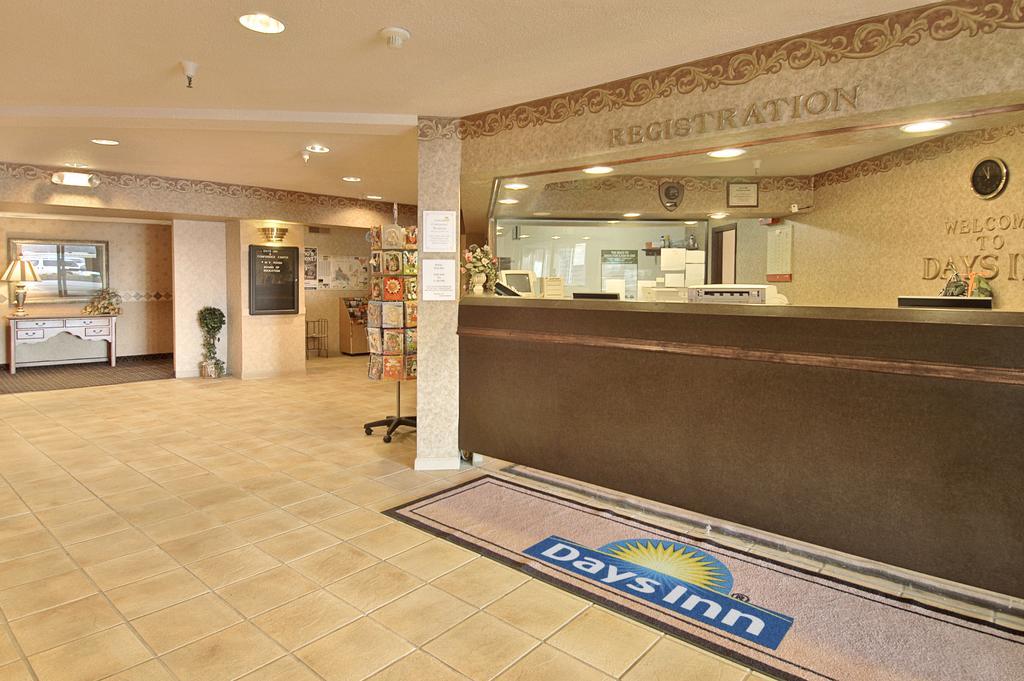 Days Inn & Suites By Wyndham Bridgeport - Clarksburg Buitenkant foto
