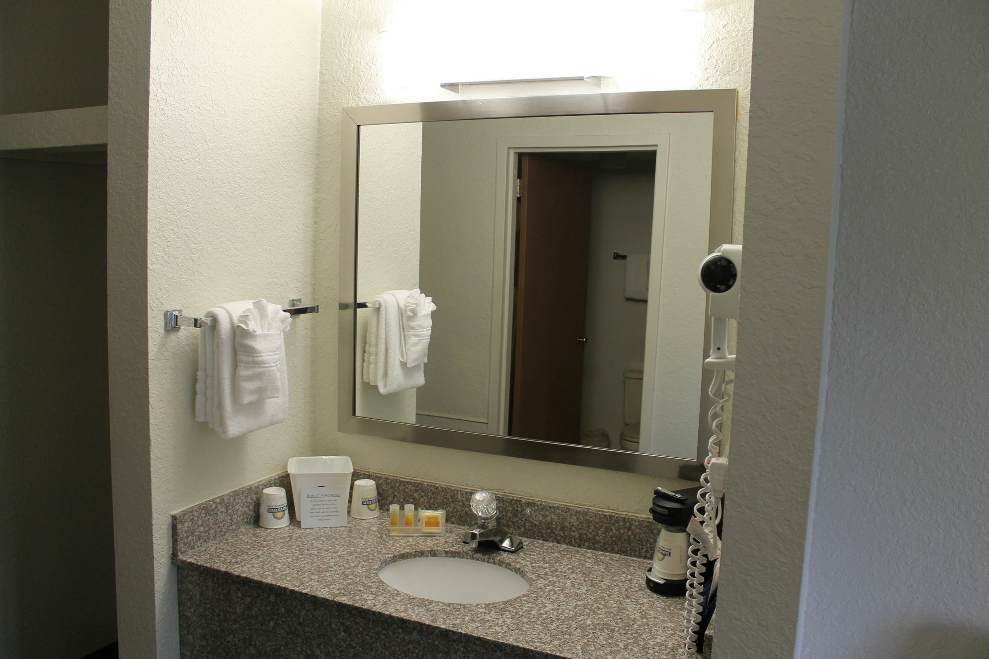 Days Inn & Suites By Wyndham Bridgeport - Clarksburg Buitenkant foto