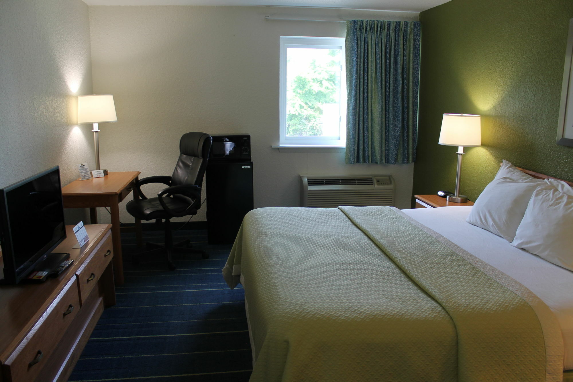 Days Inn & Suites By Wyndham Bridgeport - Clarksburg Buitenkant foto