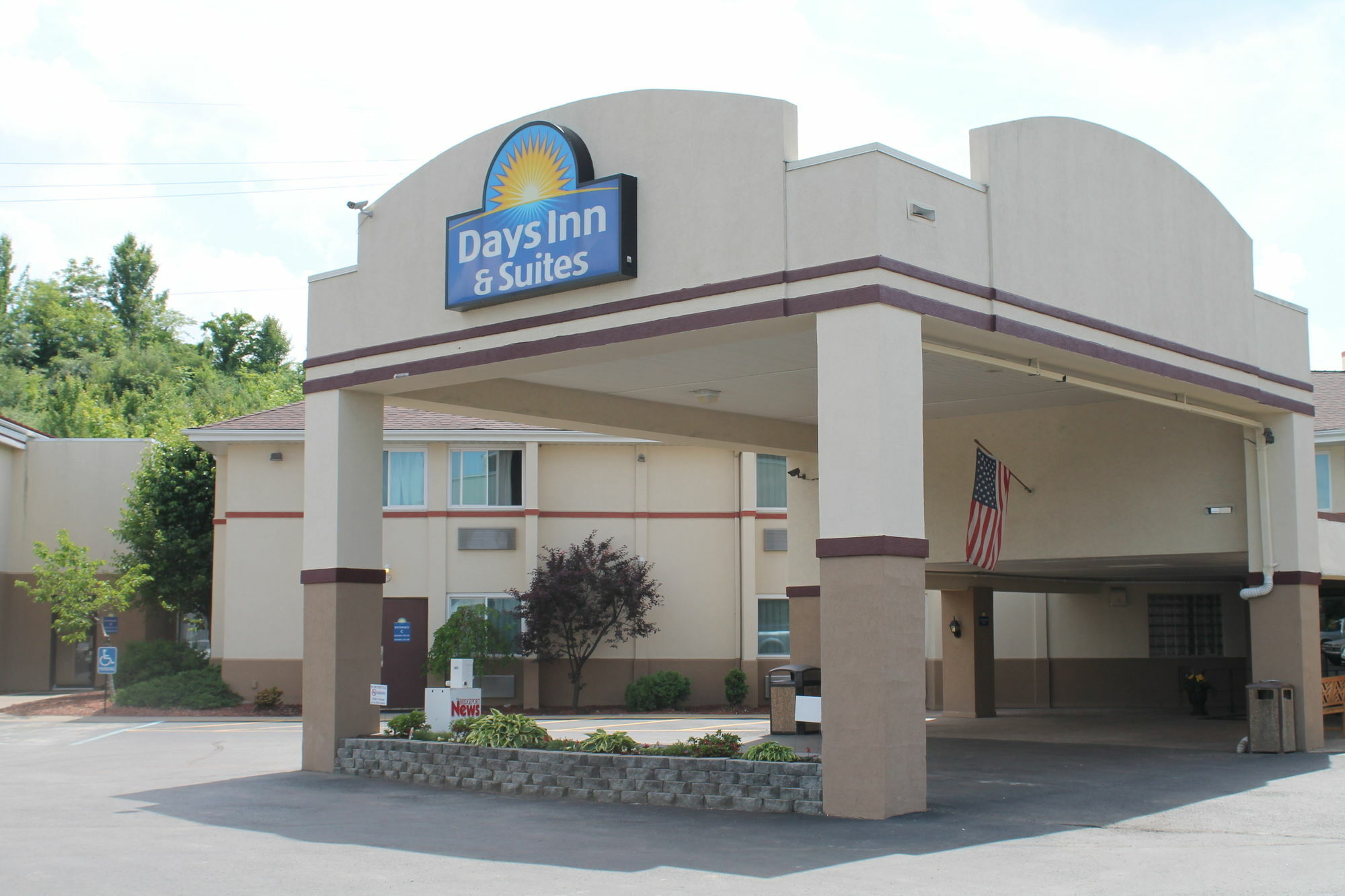 Days Inn & Suites By Wyndham Bridgeport - Clarksburg Buitenkant foto
