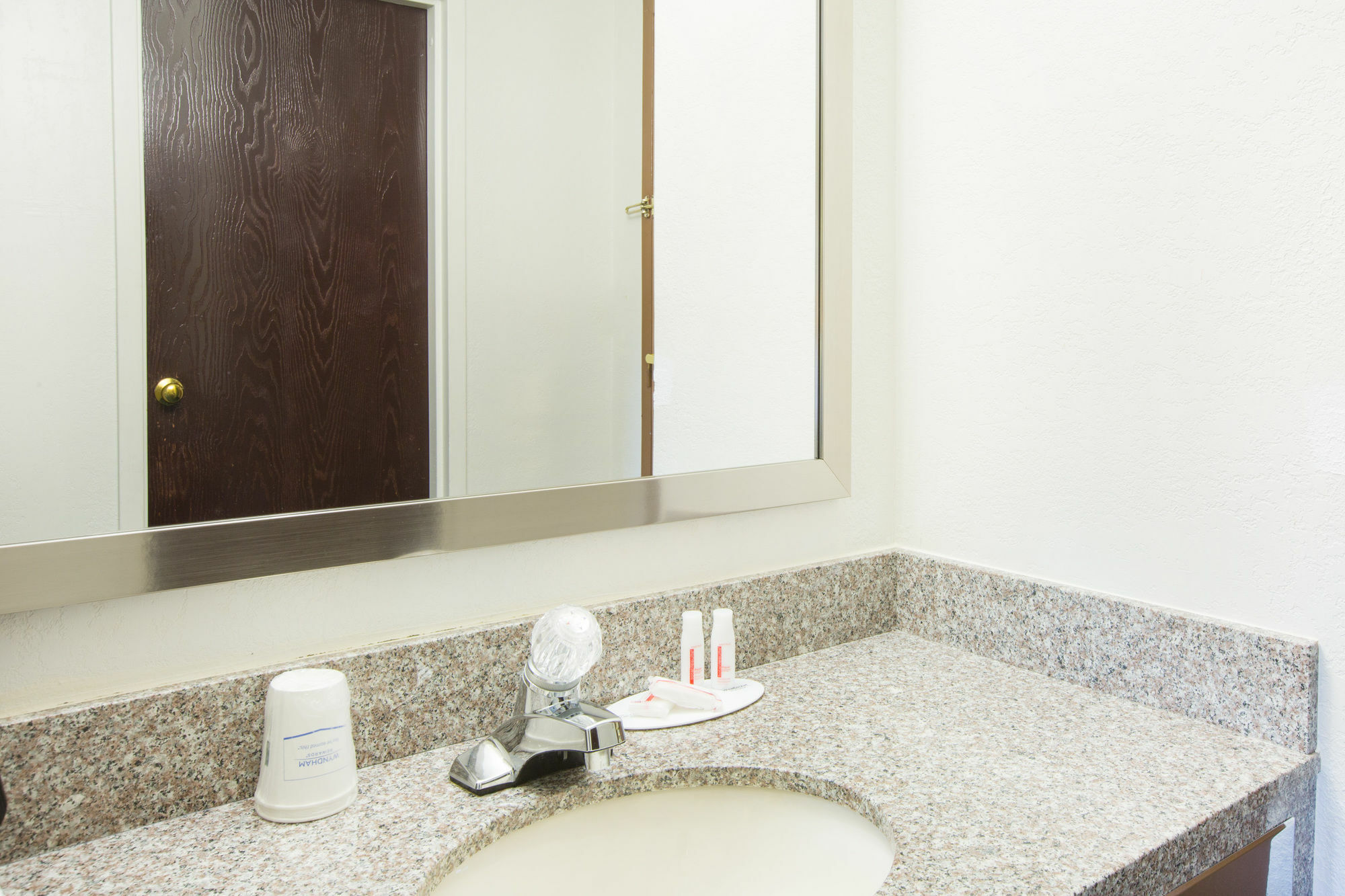 Days Inn & Suites By Wyndham Bridgeport - Clarksburg Buitenkant foto