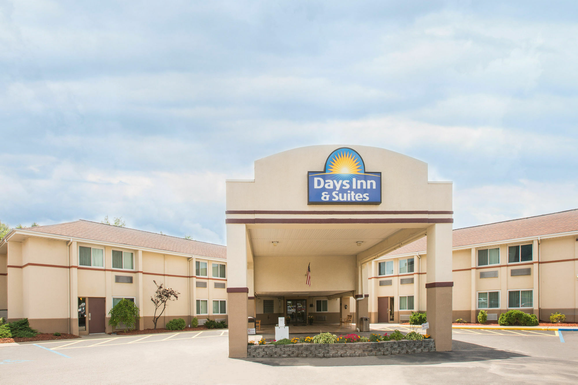 Days Inn & Suites By Wyndham Bridgeport - Clarksburg Buitenkant foto