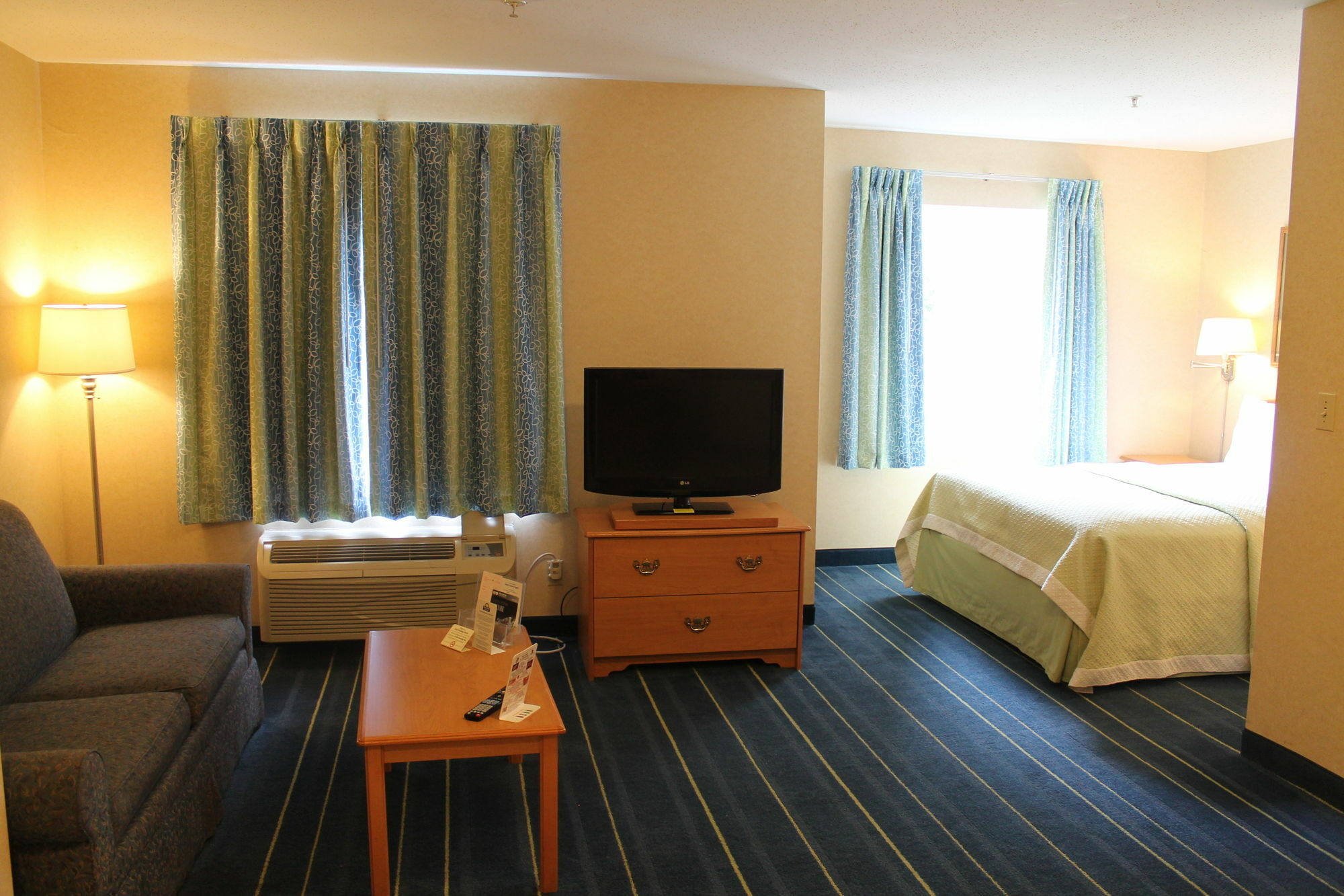 Days Inn & Suites By Wyndham Bridgeport - Clarksburg Buitenkant foto