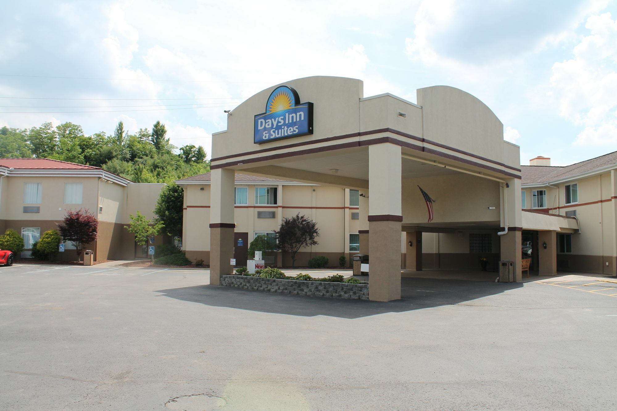 Days Inn & Suites By Wyndham Bridgeport - Clarksburg Buitenkant foto