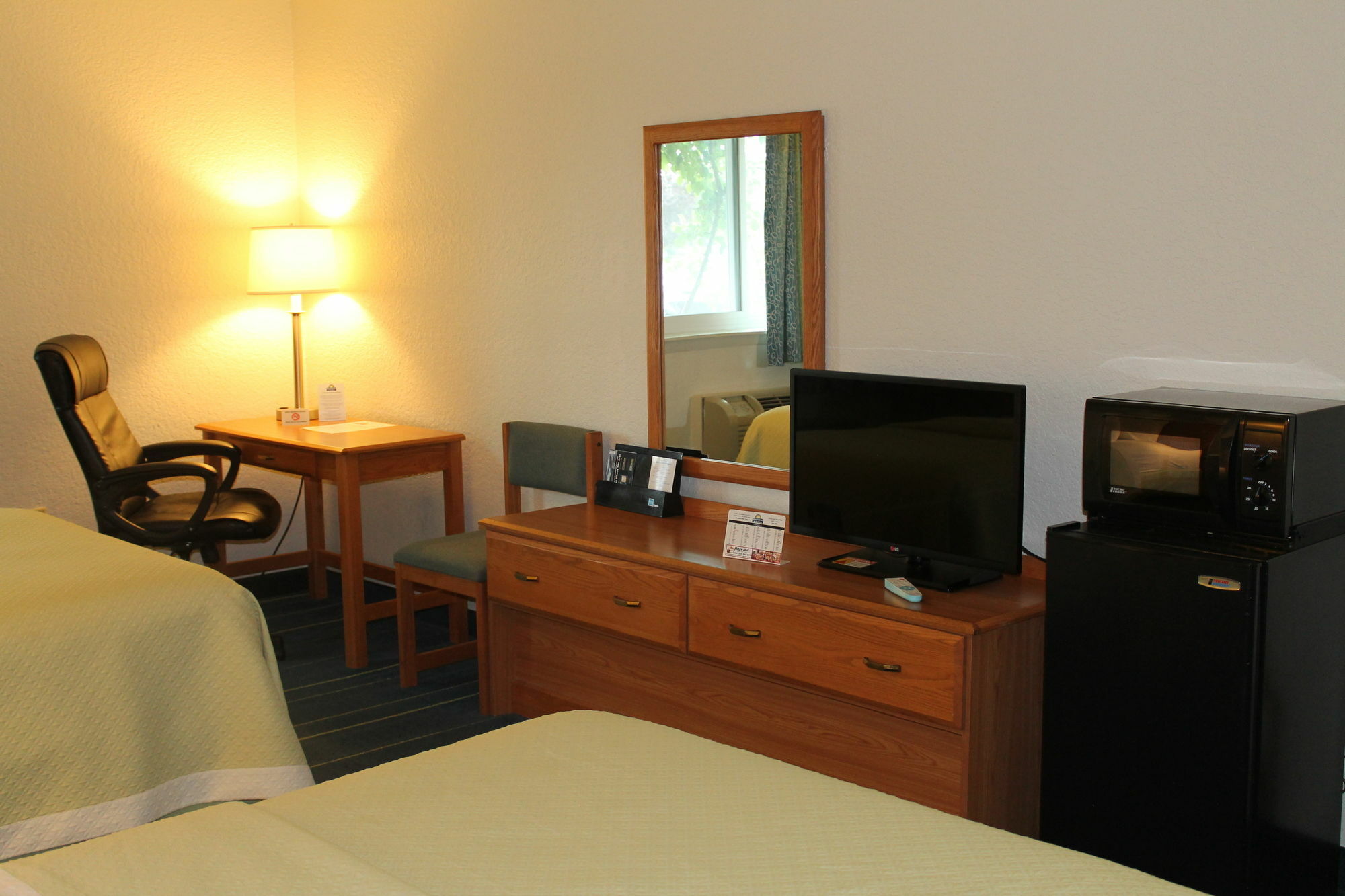 Days Inn & Suites By Wyndham Bridgeport - Clarksburg Buitenkant foto