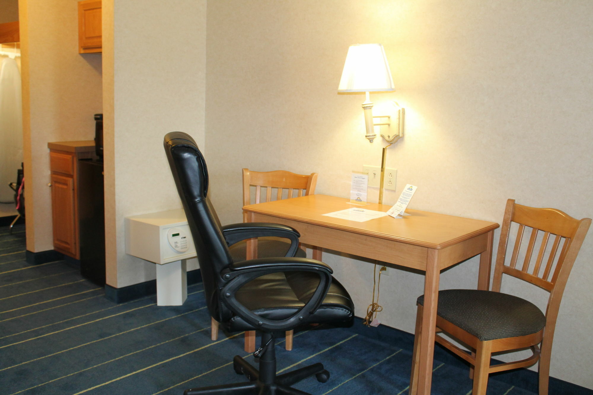 Days Inn & Suites By Wyndham Bridgeport - Clarksburg Buitenkant foto